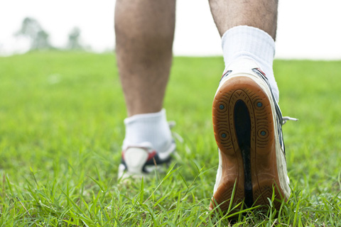5 Natural Remedies for Athlete’s Foot: Good Hygiene, Tea Tree Oil, Garlic, and More
